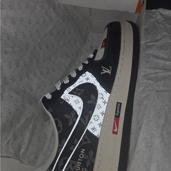 Louis Vuitton Black and White Men's Sneakers - Picture 3 of 5